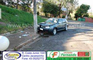 Motorista tenta desviar de buraco perde o controle e bate em poste em Jacarezinho