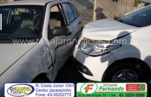 Gol cruza a preferencia e causa acidente no centro de Jacarezinho