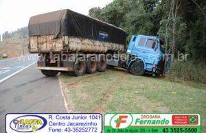 Carreta trava os freios dá (L) e sai da pista no km 15 da BR 153
