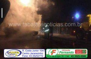 Santana pega fogo enquanto transitava na Alameda Padre Magno em Jacarezinho.