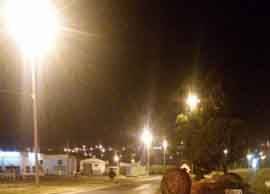 Carro perde o controle cai em barranco e capota sobre a BR 153