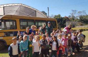 Turmas campeãs de gincana da reciclagem realizam passeio