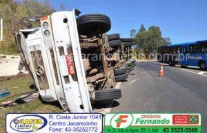 Carreta carregada de açúcar tomba no trevo do Santo em Jacarezinho