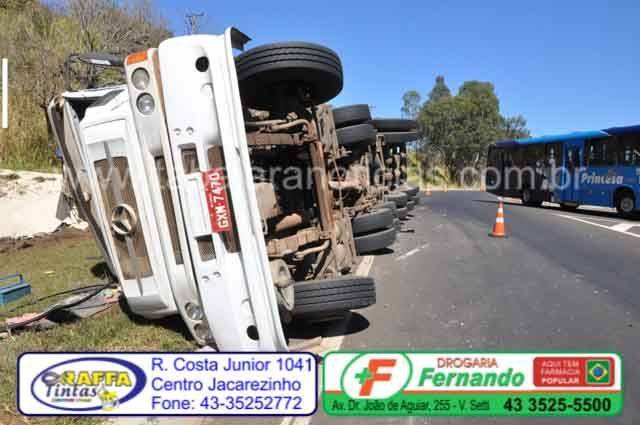 Carreta tombada - Tabajara Noticias