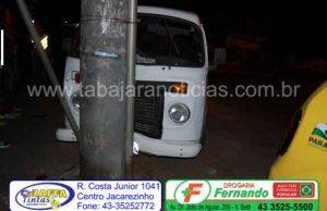Kombi leva fechada e bate em poste na rotatória da Vila Sett.
