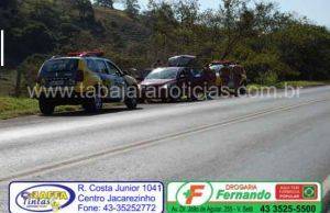 Equipes da Policia Militar abordam carro suspeito na PR 431