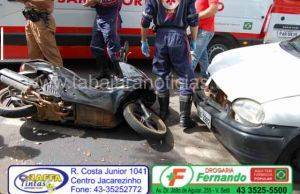 Casal fica ferido em acidente entre carro e moto no centro de Jacarezinho
