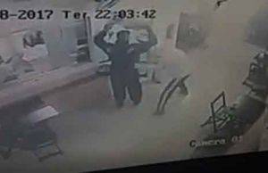 Bandidos armados assaltam lanchonete em Jacarezinho