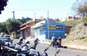 Equipe Motos da Policia Militar apreende van abandonada e realiza blitz em frente ao O Kilão