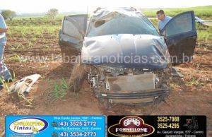 Carro vai parar em meio a plantação de cana após capotar várias vezes na BR 153