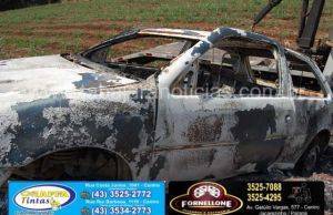 Carro é encontrado queimado no meio de plantação de cana