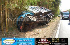 Caminhão sai da pista e tomba no km 31 da BR 153 em Jacarezinho
