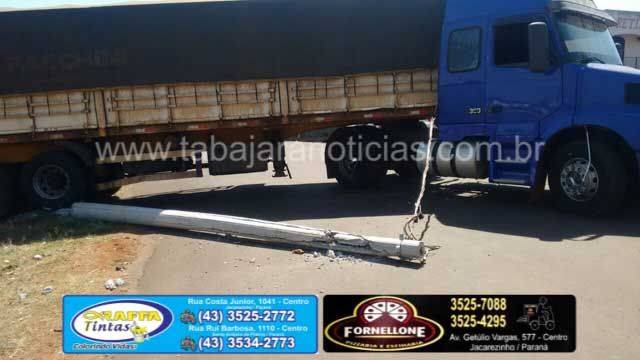 Carreta derruba poste - Tabajara Noticias