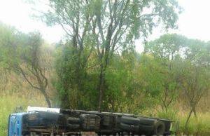 Caminhão tomba no km 37 da BR 153