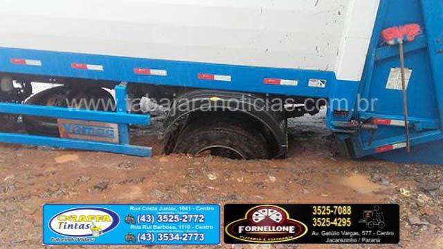 Caminhão de coleta de lixo atolado - Tabajara Noticias