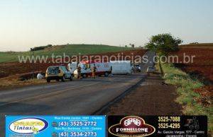 Caminhão tomba entre Jacarezinho e Cambara e deixa três pessoas feridas