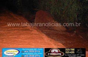 Mãe e comerciante Jacarezinhense escapam da morte ao terem carro arrastados pela enxurrada na PR 431