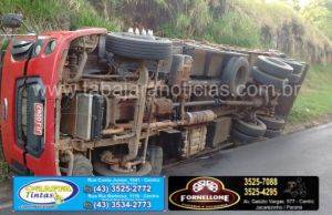 Motorista evita colisão frontal e tomba o caminhão na BR 153