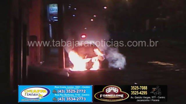 Carro pega fogo na Vila Sett - Tabajara Noticias