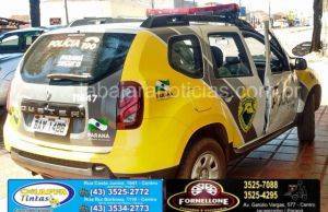 Bandidos armados furtam caminhonete na fuga batem em viatura e são presos em Cambara