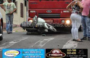Acidente entre moto e caminhão deixa motociclista ferida no centro de Jacarezinho