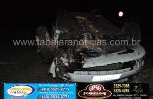 Carro passa direto em trevo e capota na BR 369 em Cambara