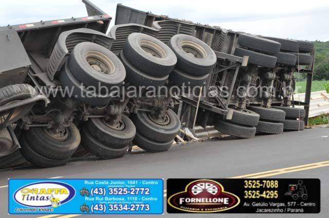 Carreta tombada na BR 153 - Tabajara Noticias