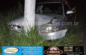 Saveiro perde o controle e bate em poste no residencial Pompéia