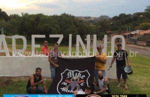 Integrantes do club Mike Maluko restauram letreiros nos trevos de Jacarezinho