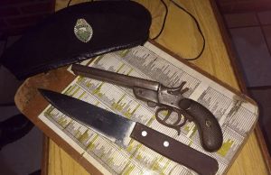 Homem é preso por porte de arma após tentar quebrar carro de vizinho em Jacarezinho