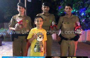 GAROTO DE CARLÓPOLIS RECEBE HOMENAGEM DE POLICIAIS MILITARES NA NOITE DE NATAL.
