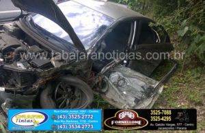 Duas pessoas ficam feridas em acidente entre carro e carreta na PR 092