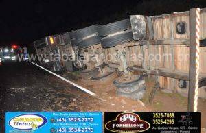Carreta leva fechada e tomba na BR 153 em Jacarezinho
