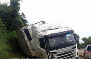 Carreta carregada com maçãs perde o controle e sai da pista no km 28 da BR 153