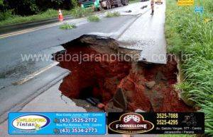 Cratera interdita meia pista da PR 092 entre Joaquim Távora e Quatiguá