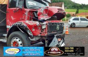 Caminhão contratado para retirar carga de carreta que tombou sofre acidente no mesmo local no trevo da Vila Silas