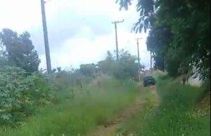 Moradora indignada grava vídeo reclamando do abandono e mal estado de sua rua