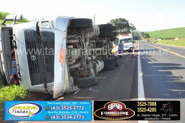 Carreta carrregada com melancias tomba na BR 153 - Tabajara Noticias