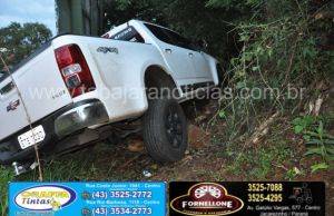 Motorista bate na curva da garapeira e abandona caminhonete na curva da garapeira em Jacarezinho