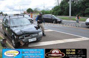 Acidente entre dois carros no trevo da Vila Rural na BR 153