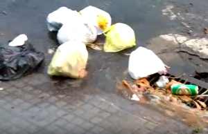 Morador indignado reclama de lixo que população joga nas ruas e entopem bueiros