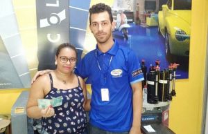 Ganhadora da promoção Raffa Tintas recebe seu premio de cem Reais