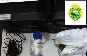 Policia Militar prende homem jogando drogas e celulares na cadeia de Jacarezinho.