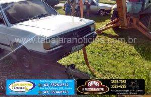 Saveiro derrapa nos pedriscos e vai parar em cima do guard rail na BR 153