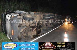 Acidente carreta leva fechada e tomba na BR 153