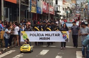 CRIANÇAS DO PROGRAMA SOCIAL POLÍCIA MIRIM INTEGRADA DO 2º BPM PARTICIPAM DE DESFILE CÍVICO EM COMEMORAÇÃO AO 118º ANIVERSÁRIO DE JACAREZINHO