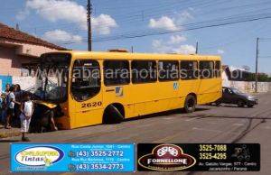 eixo de ônibus de transporte de alunos da APAE se quebra e roda cai assustando alunos na Vila Sett