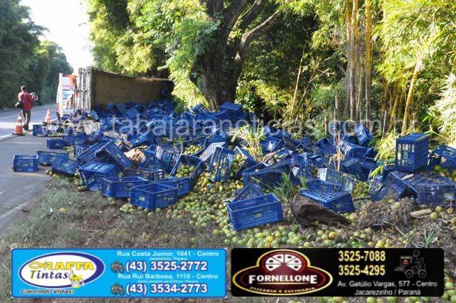 Caminhão carregado com laranjas tomba na BR 153 - Tabajara Noticias