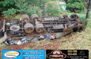 Caminhão tomba no trevo da BR 153 com a PR 092 em Santo Antonio da Platina