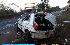 Capotamento deixa três pessoas feridas na BR 153